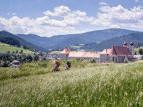 zwei Mountainbiker in St. Lambrecht am Fuße der Grebenzen | © Murau Tourismus, Tom Lamm