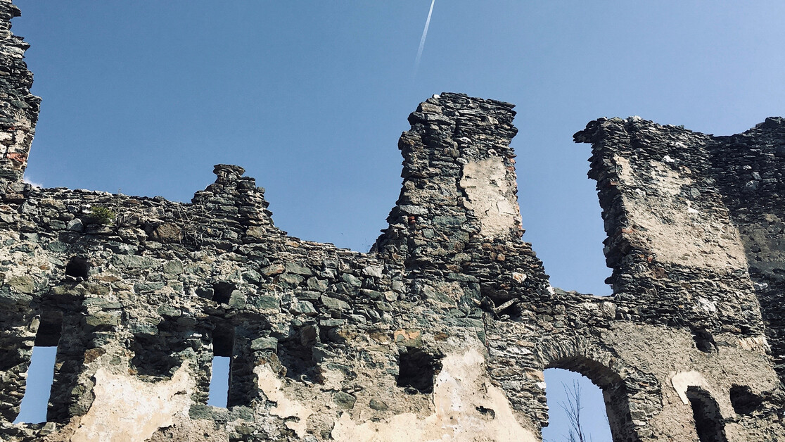 Ruine, Steine, Flugszeug am Himmel | © Marie-Christine Romirer