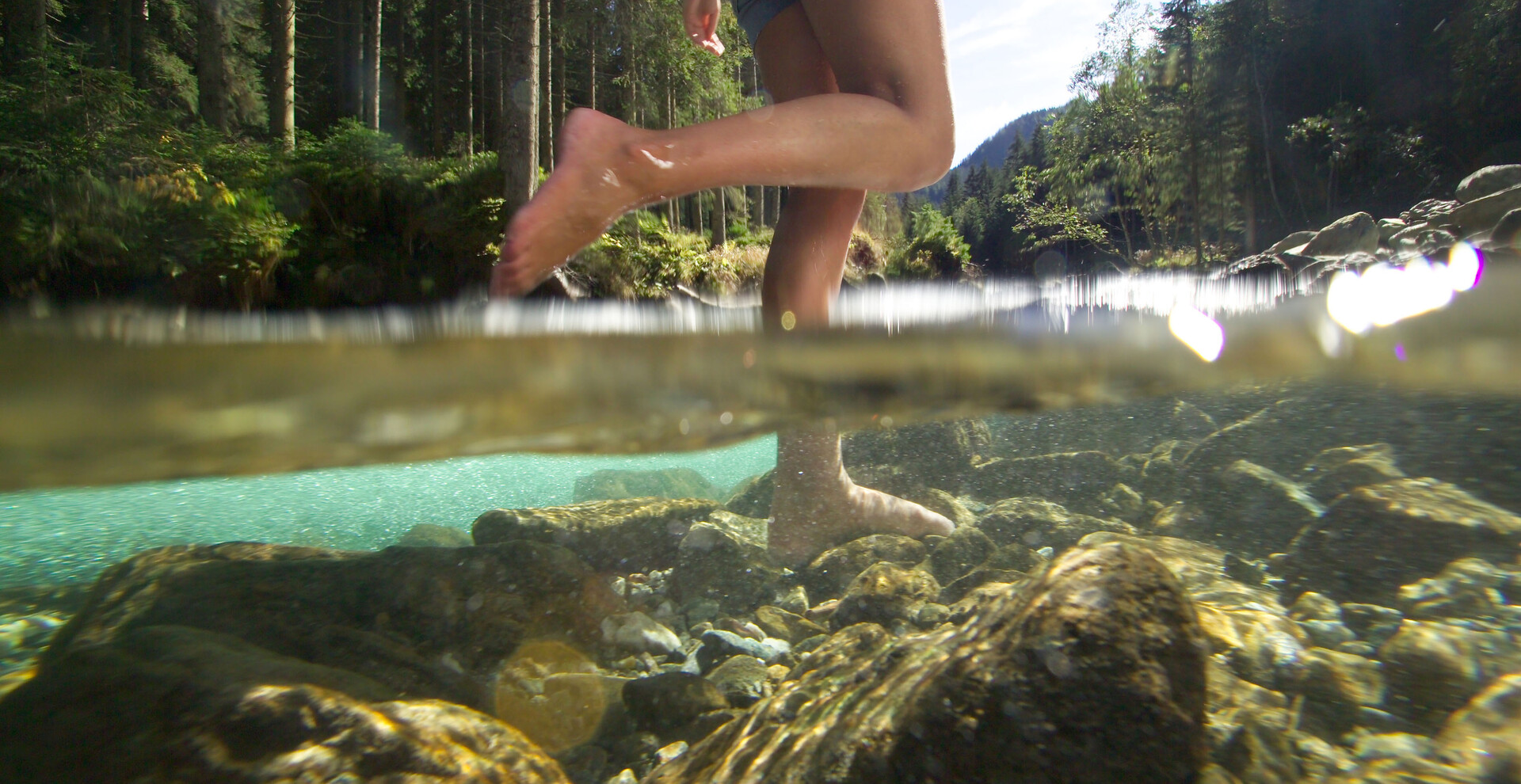 Laufen im Wasser | © Steiermark Tourismus, Lanxx Beine, Wasser, Steine | © Steiermark Tourismus, Lanxx