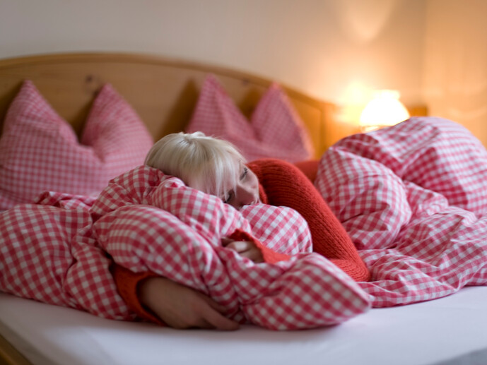 schlafen, karierte Bettwäsche, Frau liegt im Bett | © ikarus.cc