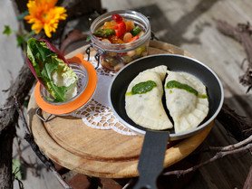 Maibocktascherl, GH Knappenwirt | © GH Knappenwirt Maibocktascherl in der Pfanne mit Gemüse im Rexglas | © GH Knappenwirt