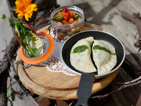 Maibocktascherl in der Pfanne mit Gemüse im Rexglas | © GH Knappenwirt