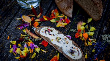 Brot mit Blüttenblätter auf Holztisch | © Steiermark Tourismus_Tom Lamm