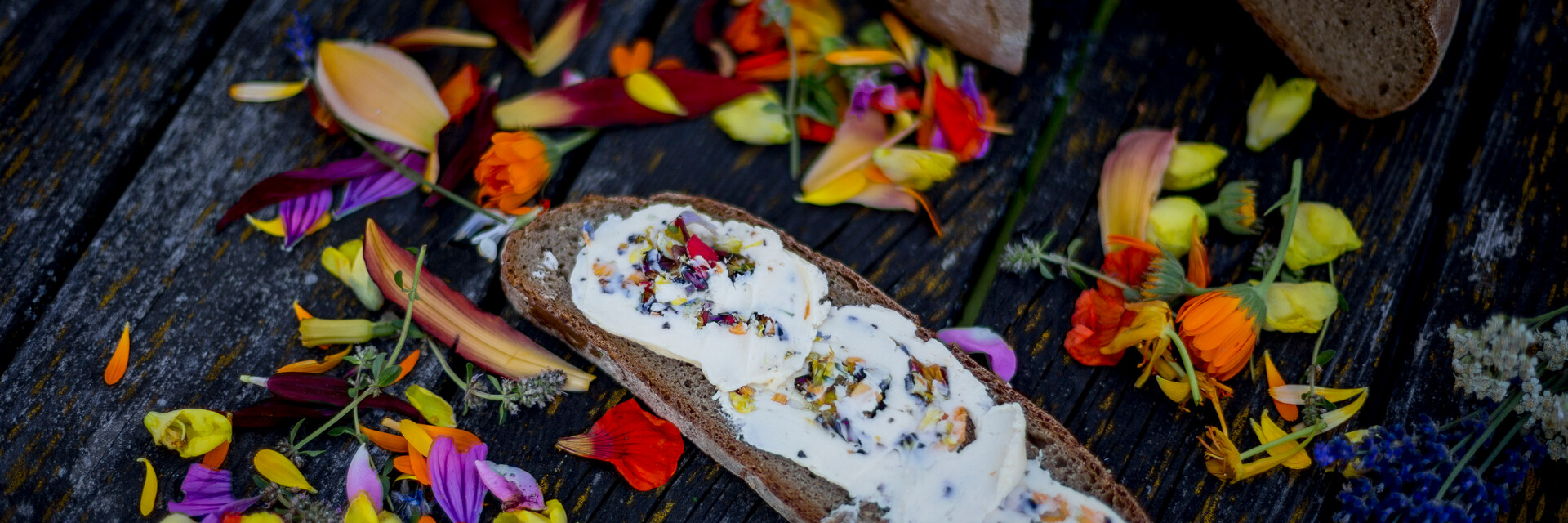 Brot mit Blüttenblätter auf Holztisch | © Steiermark Tourismus_Tom Lamm