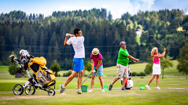 Golfer beim Abschlagen | © SMG Mariahof_Mediadome