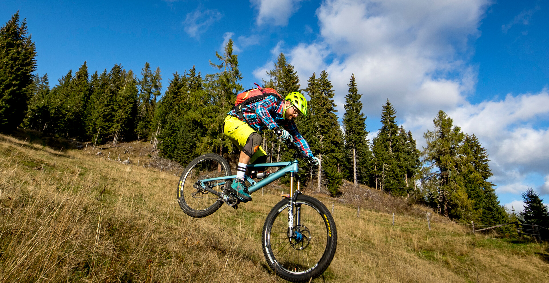 Biker beim Bergab fahren | © Tom Lamm