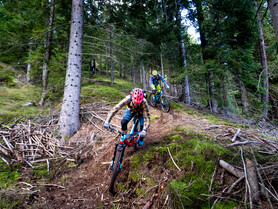 3 Downhillfahrer, Strecke, Kurve | © Tom Lamm