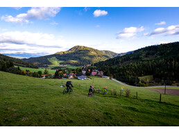 Blick auf St. Blasen, GH Kirchmoar, Radfahrer | © Tom Lamm