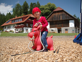 Kleines Mädchen am Gummipferd, St. Marein bei Neumarkt | © Steinerhof-Leitner
