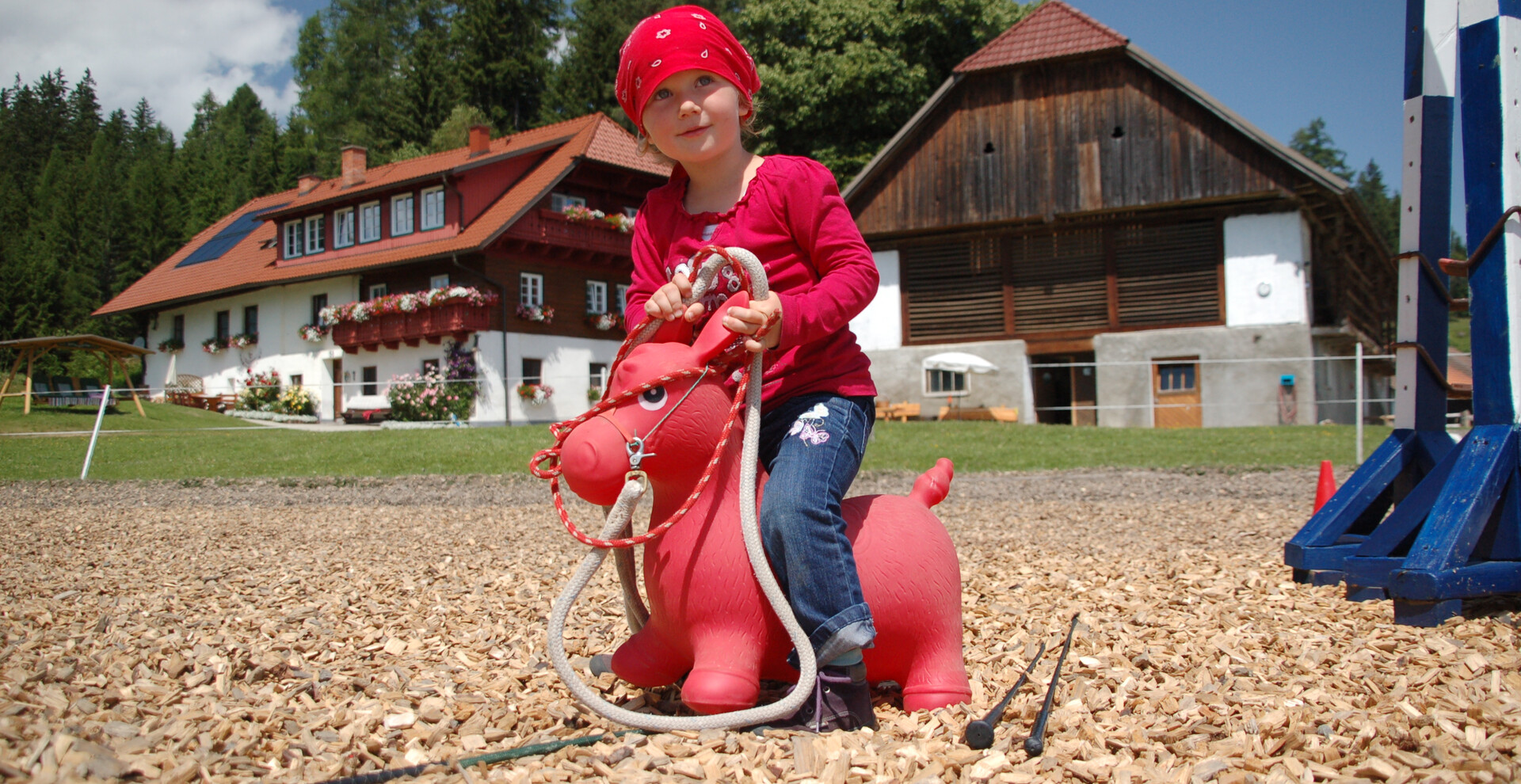 Kind mit Gummipferd am Steinerhof | © Steinerhof-Leitner Kleines Mädchen am Gummipferd, St. Marein bei Neumarkt | © Steinerhof-Leitner