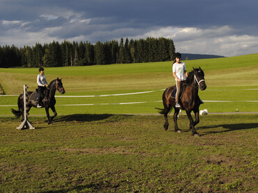 2 Mädchen reiten, Zeutschach | © Gasthof Seeblick