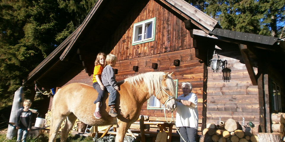 2 Kinder sitzen auf Pferd | © Fernerhütte | Guldner