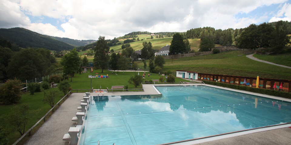 Übersicht Schwimmbecken, Liegefläche | © Naturpark Zirbitzkogel-Grebenzen