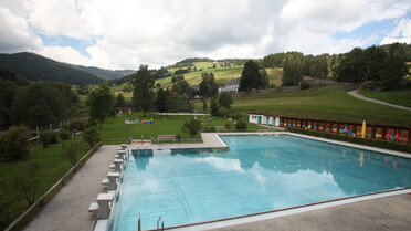 Übersicht Schwimmbecken, Liegefläche | © Naturpark Zirbitzkogel-Grebenzen