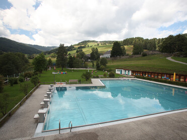 Übersicht Schwimmbecken, Liegefläche | © Naturpark Zirbitzkogel-Grebenzen