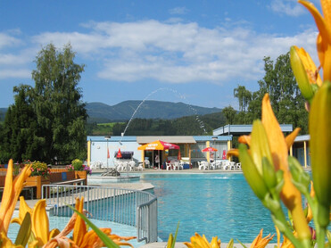 Blumen, Schwimmbecken, Imbiss | © Naturpark Zirbitzkogel-Grebenzen