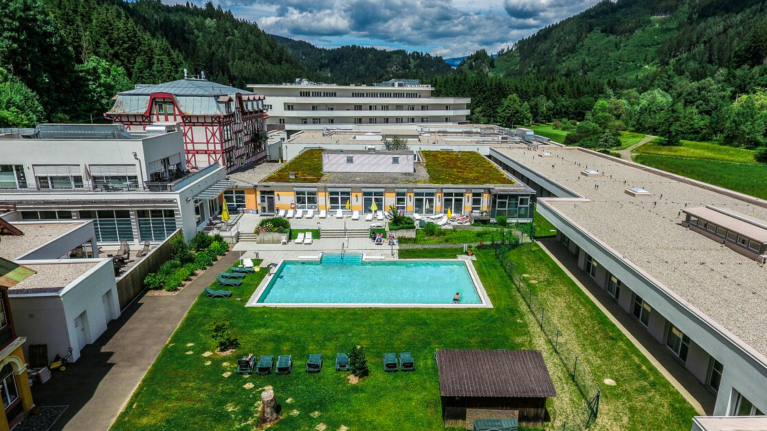 schwimmen, Außenbereich, Schwimmbecken, Therme | © Optimamed