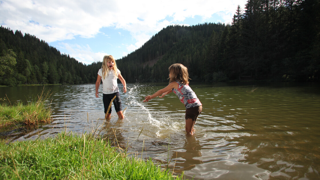 2 spielende Kinder, Wasserspaß, Auerlingsee | © TVB Naturpark Zirbitzkogel-Grebenzen | Michenthaler