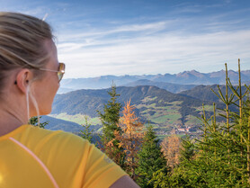 Frau, Aussicht auf St. Lambrecht genießen | © TVB Naturpark Zirbitzkogel-Grebenzen | Mediadome