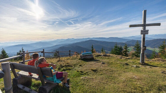 wandern, Pärchen, genießt Aussicht, Gipfelkreuz Grebenzen | © TVB Naturpark Zirbitzkogel-Grebenzen | Mediadome
