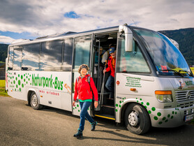 Naturparkführerin beim Aussteigen, Wanderbus | © TVB Naturpark Zirbitzkogel-Grebenzen | Mediadome