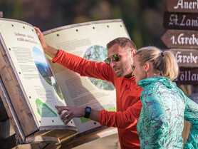 NaturLesen im Buch bei der Dreiwiesenhütte | © TVB Naturpark Zirbitzkogel-Grebenzen_Mediadome Buch, 2 Personen, NaturLesen | © TVB Naturpark Zirbitzkogel-Grebenzen_Mediadome