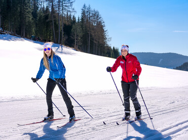 2 Mädchen beim langlaufen | © TVB Naturpark Zirbitzkogel-Grebenzen | Aris Media