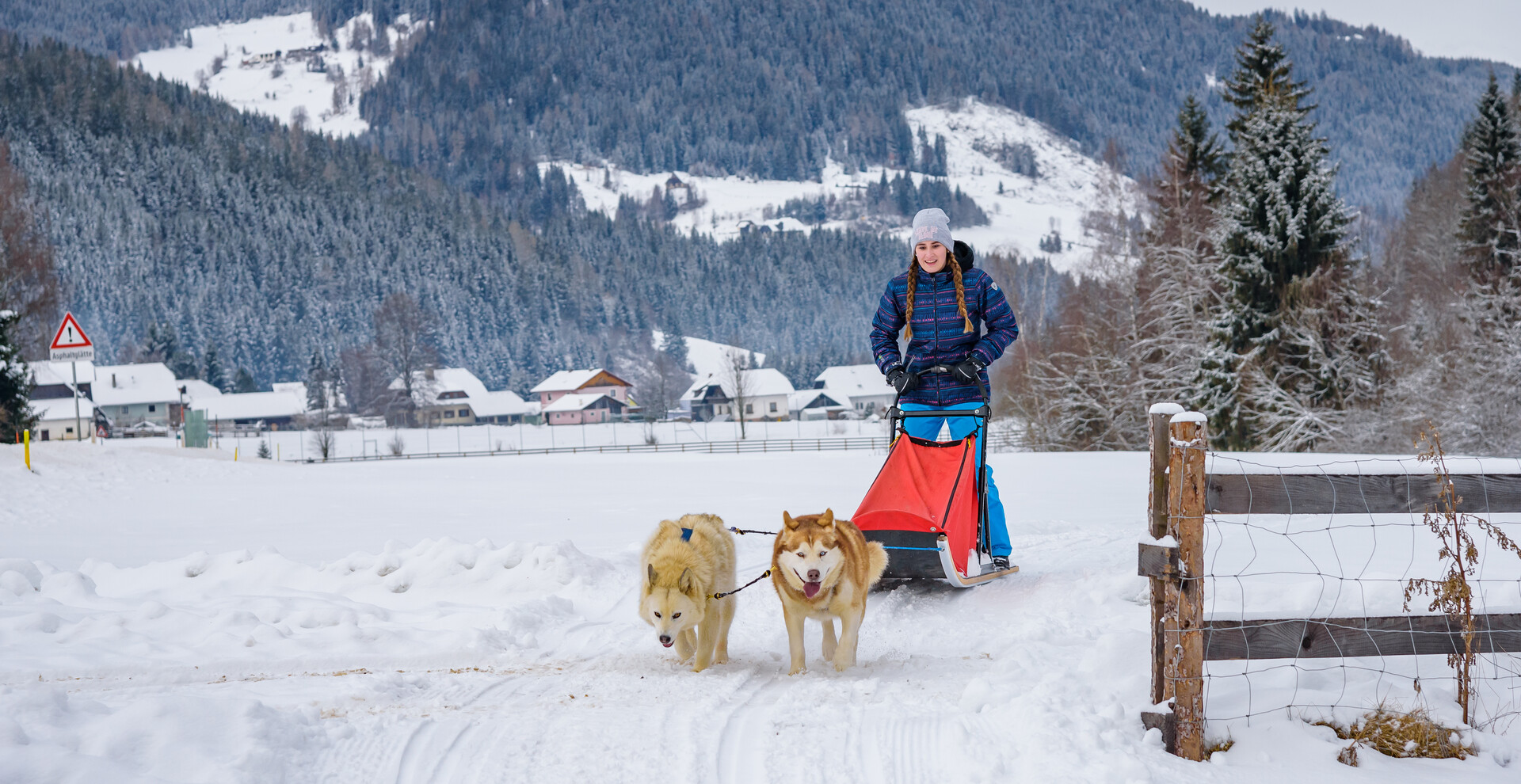 Huskyschlittenfahrt | © TVB Naturpark Zirbitzkogel-Grebenzen | strength. PHOTOGRAPHY, René Hochegger Frau fährt mit Schlitten gezogen von Huskys | © TVB Naturpark Zirbitzkogel-Grebenzen | strength. PHOTOGRAPHY, René Hochegger
