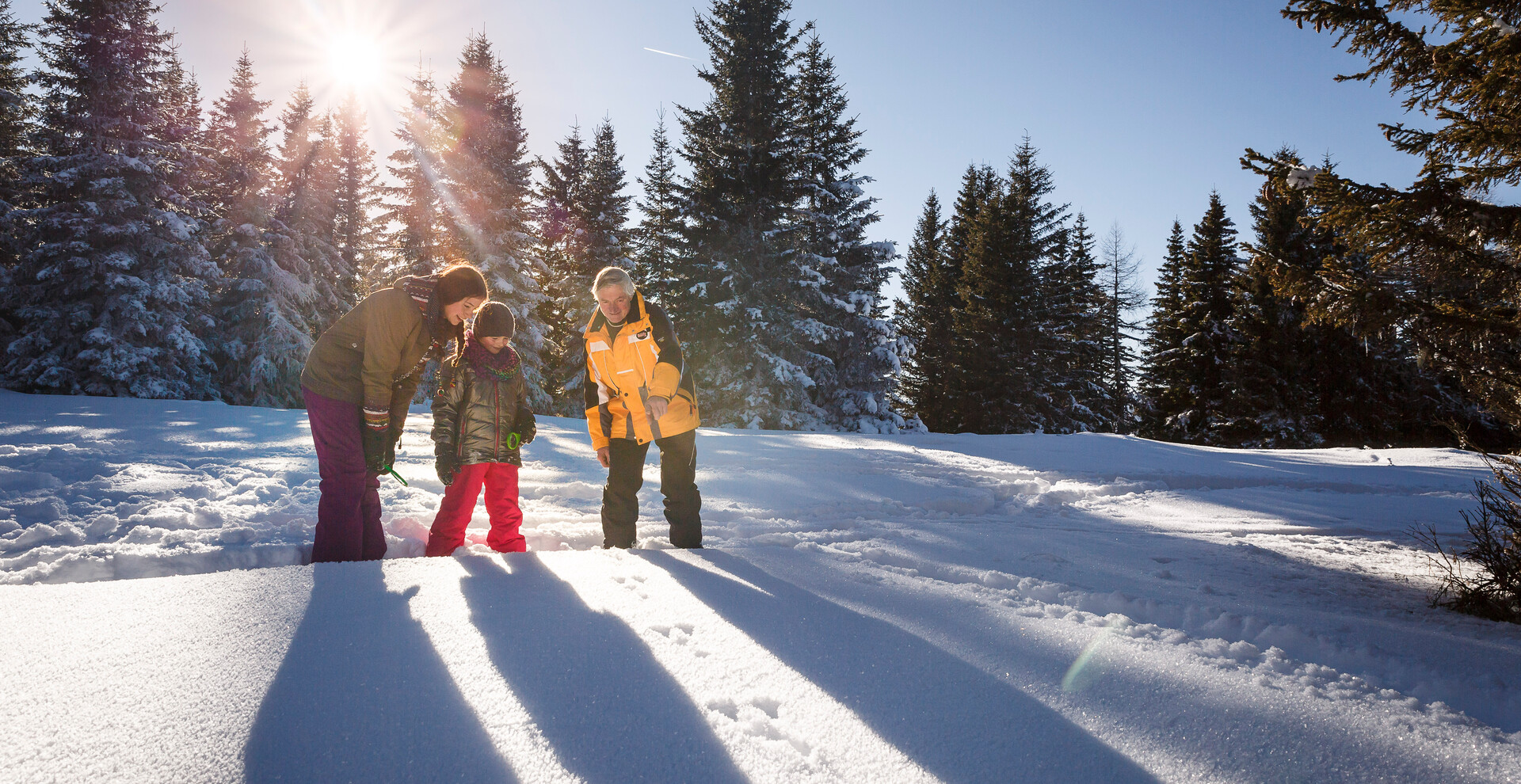 Spuren im Schnee, Großvater zeigt 2 Kinder die Spuren | © TVB Naturpark Zirbitzkogel-Grebenzen | Mediadome