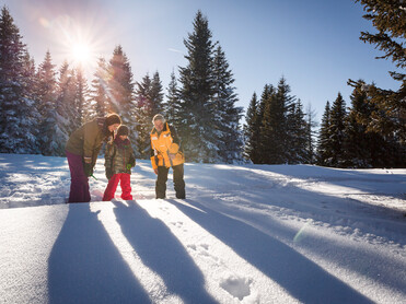 Spuren im Schnee, Großvater zeigt 2 Kinder die Spuren | © TVB Naturpark Zirbitzkogel-Grebenzen | Mediadome