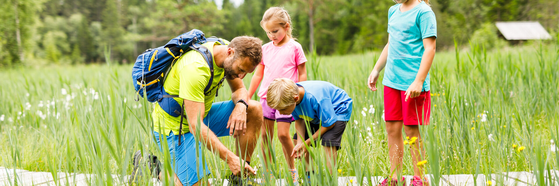 Vater mit 3 Kinder, Beobachtung der Fauna und Flora | © TVB Naturpark Zirbitzkogel-Grebenzen | Mediadome