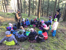 Kinder im Kreis, im Wald | © Naturpark Zirbitzkogel-Grebenzen