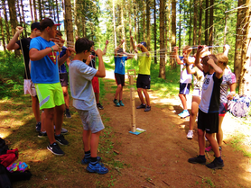 kinder bei einer Aufgabe im Wald | © Manfred Reibenbacher