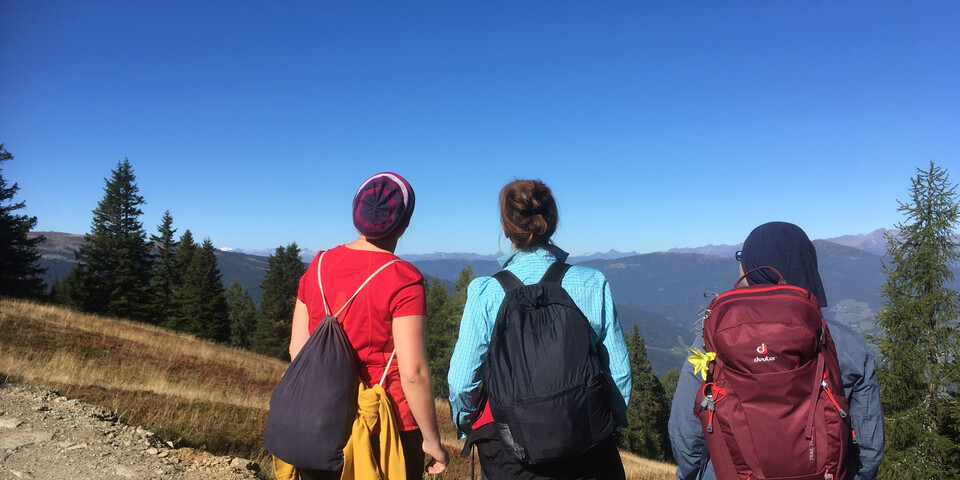 3 Frauen mit dem Rücken beim Pilgern
