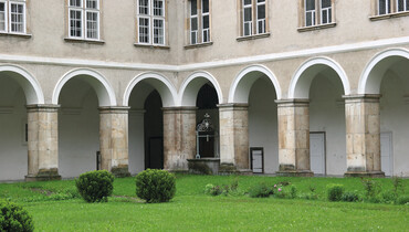 Klostermauern, Innenhof, Wiese