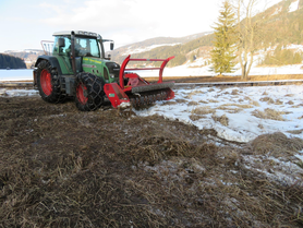 Traktor mit Frontfräse | © Klaus Krainer