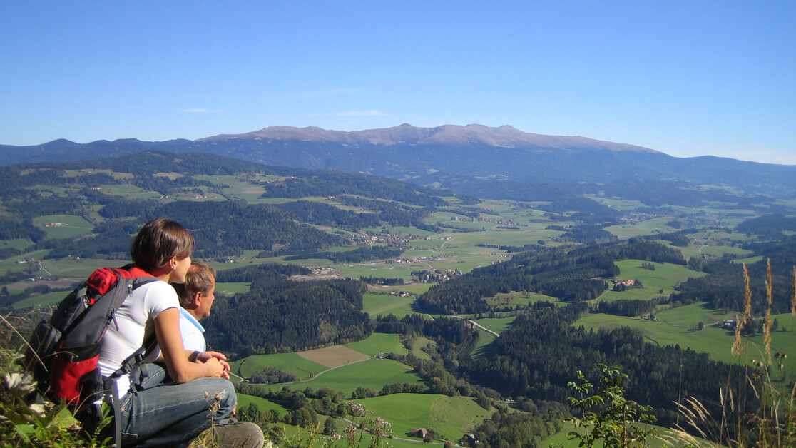 2 Personen blicken auf den Naturpark, Richtung Seetaler Alpen | © TVB Naturpark Zirbitzkogel-Grebenzen