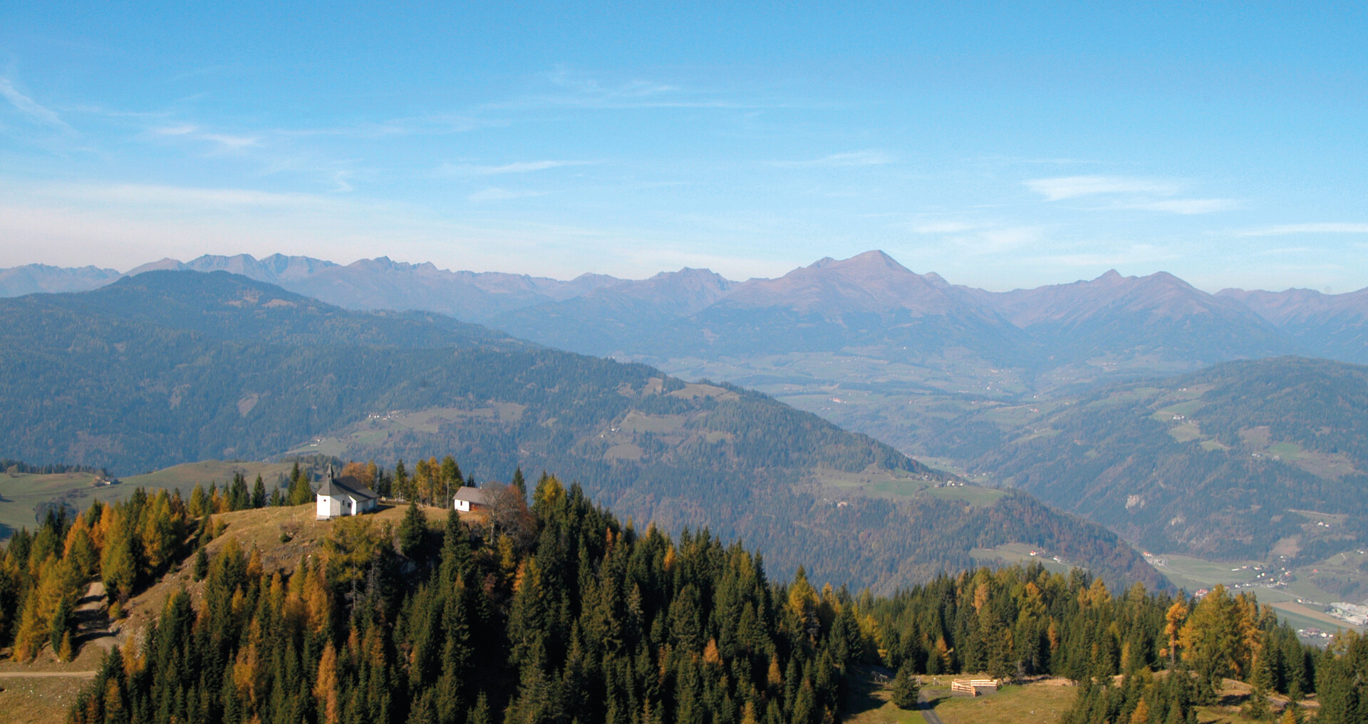 Ansicht von oben auf Kapelle, Wald | © TVB Naturpark Zirbitzkogel-Grebenzen_Egon Mürzl