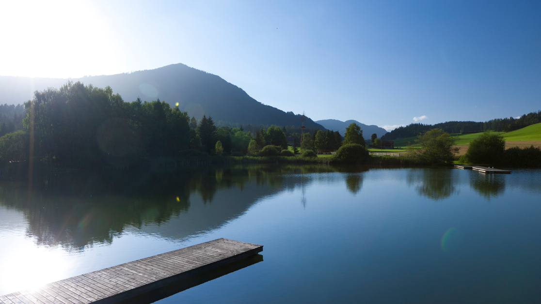 romantischer Teich, mit Steg, Sonne scheint | © Steiermark Tourismus, Harry Schiffer
