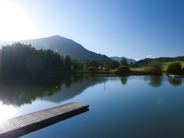 romantischer Teich, mit Steg, Sonne scheint | © Steiermark Tourismus, Harry Schiffer