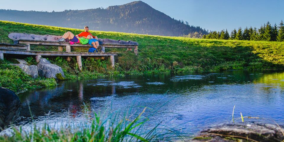 Paar beim Relaxen auf Bank, Ursprungsquelle | © TVB Naturpark Zirbitzkogel-Grebenzen | Mediadome