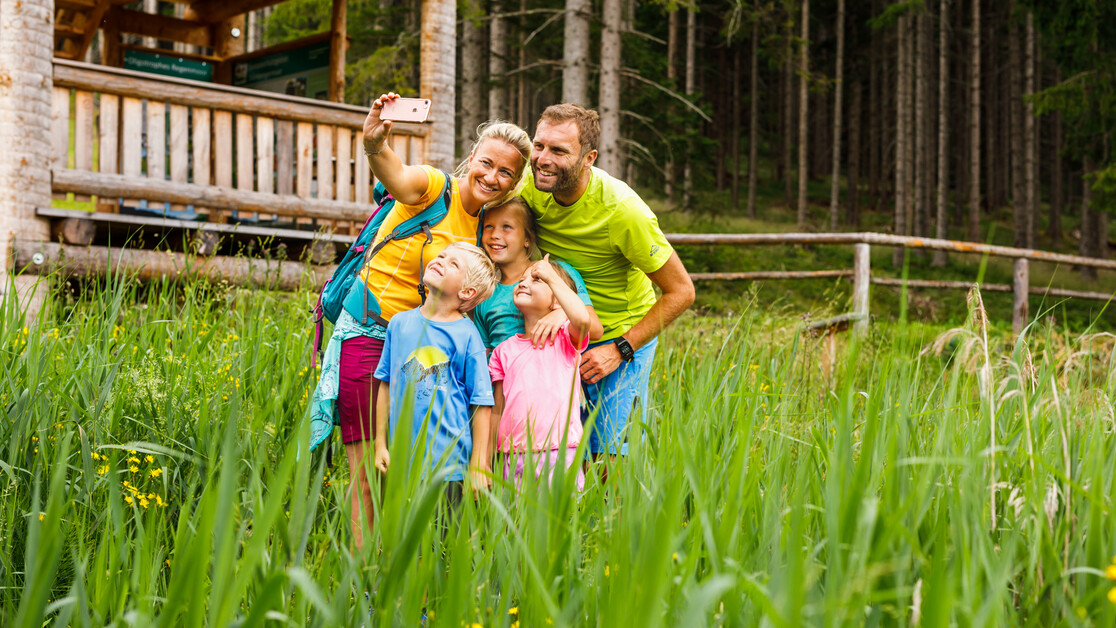 Selfie von der Familie im Moor machen | © TVB Naturpark Zirbitzkogel-Grebenzen | Mediadome